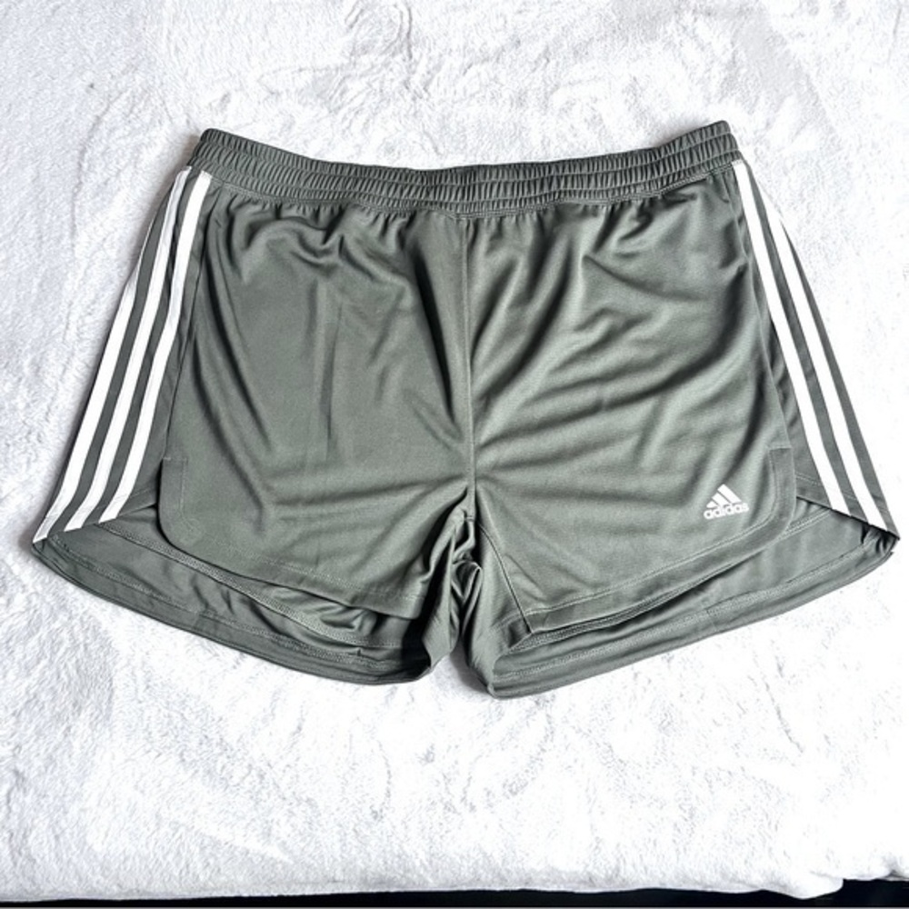 NWT Adidas women’s size 1X olive green and white pacer shorts